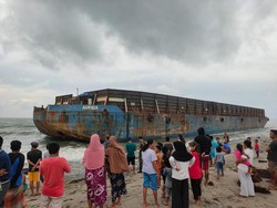 Cuaca Buruk, Kapal Tongkang Batu Bara Tujuan Banjarmasin Terdampar di Pinrang
