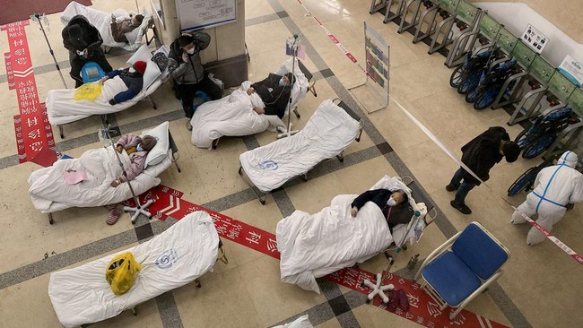 Lonjakan kasus virus corona di China diduga karena pencabutan kebijakan nol Covid dengan melonggarkan sejumlah pembatasan.