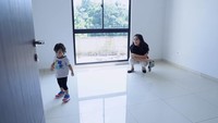<p>Masih di lantai yang sama, ada sebuah kamar yang akan Caca jadikan playroom untuk anaknya. (Foto: https://www.youtube.com/@CacaTengkerChannel)</p>