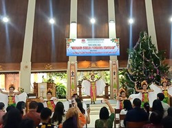 Gamelan dan Kakidungan Bali Iringi Prosesi Ibadah Natal di Blimbingsari