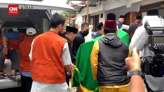 Momen Jenazah Ridwan Saidi di Rumah Duka Sebelum Dimakamkan