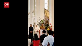 VIDEO: Meriah Jemaat Gereja Katedral Bogor Sambut Kedatangan Jokowi