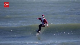 VIDEO: Semarak Natal di Pantai Florida, Sinterklas pun Berselancar