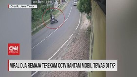 VIDEO: Viral Dua Remaja Terekam CCTV Hantam Mobil, Tewas di TKP