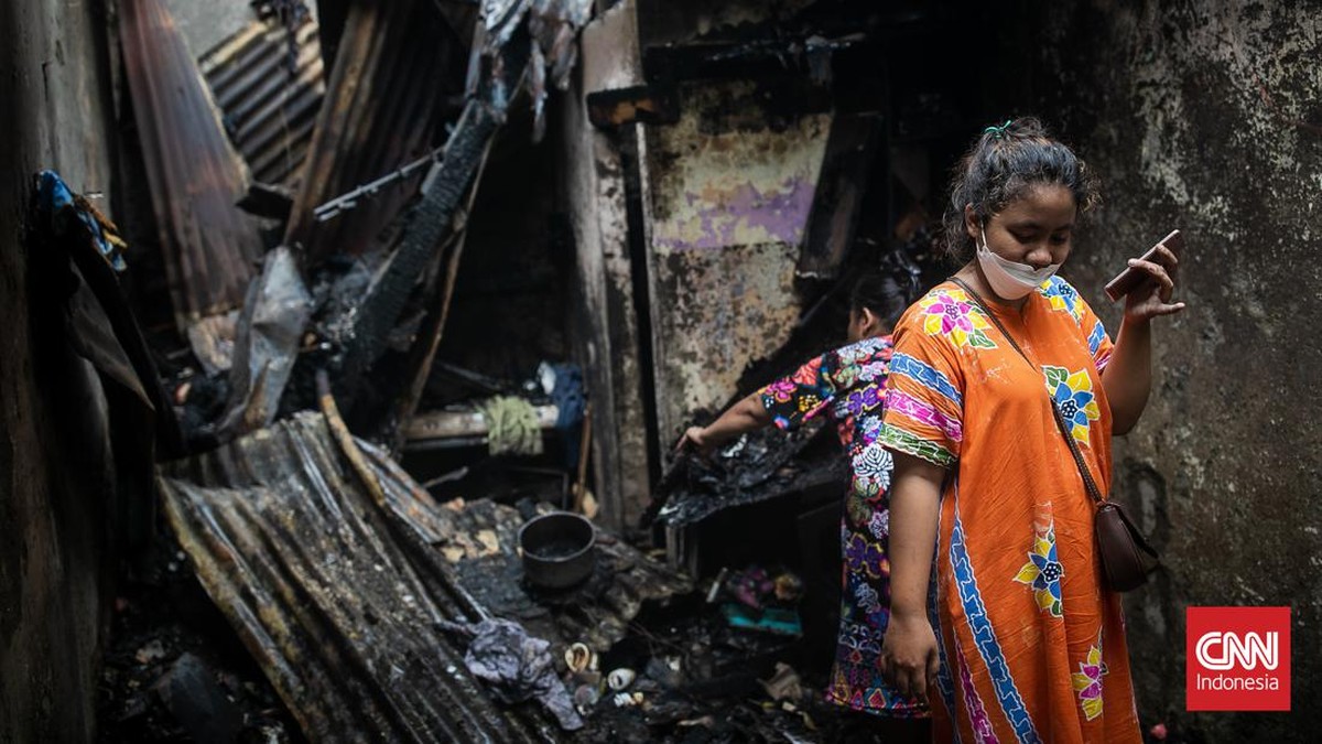 FOTO: Mengais Barang di Sisa Kebakaran Kampung Melayu Jakarta