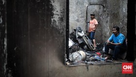 FOTO: Mengais Barang di Sisa Kebakaran Kampung Melayu Jakarta