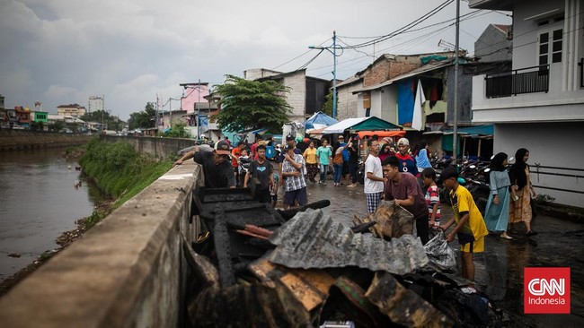 FOTO: Mengais Barang di Sisa Kebakaran Kampung Melayu Jakarta