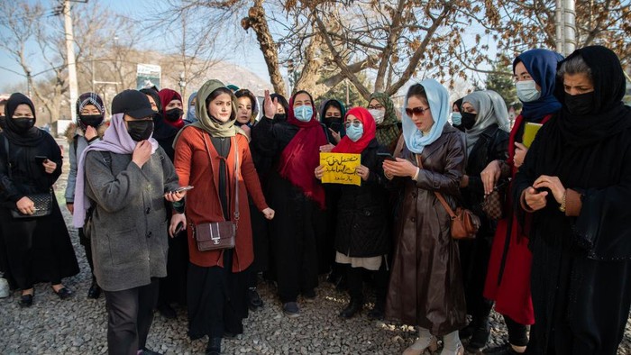 KABUL, AFGHANISTAN - DECEMBER 22:  Afghan women protest against new Taliban ban on women accessing University Education on December 22, 2022 in Kabul, Afghanistan. A group of Afghan women rallied in Kabul against a governmental order banning women from universities. Armed guards barred women from accessing university sites since the suspension was announced on December 20. (Photo by Stringer/Getty Images)