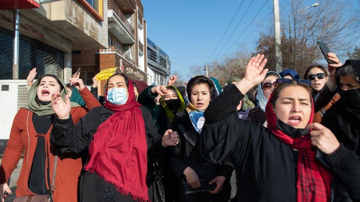 KABUL, AFGHANISTAN - DECEMBER 22:  Afghan women protest against new Taliban ban on women accessing University Education on December 22, 2022 in Kabul, Afghanistan. A group of Afghan women rallied in Kabul against a governmental order banning women from universities. Armed guards barred women from accessing university sites since the suspension was announced on December 20. (Photo by Stringer/Getty Images)