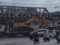 Alat Berat Tersangkut di Buk Gluduk Kota Malang, Arus Lalin Sempat Tersendat