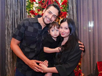 Potret Manis Asmirandah & Suami Rayakan Natal Sekaligus Ultah Sang Putri