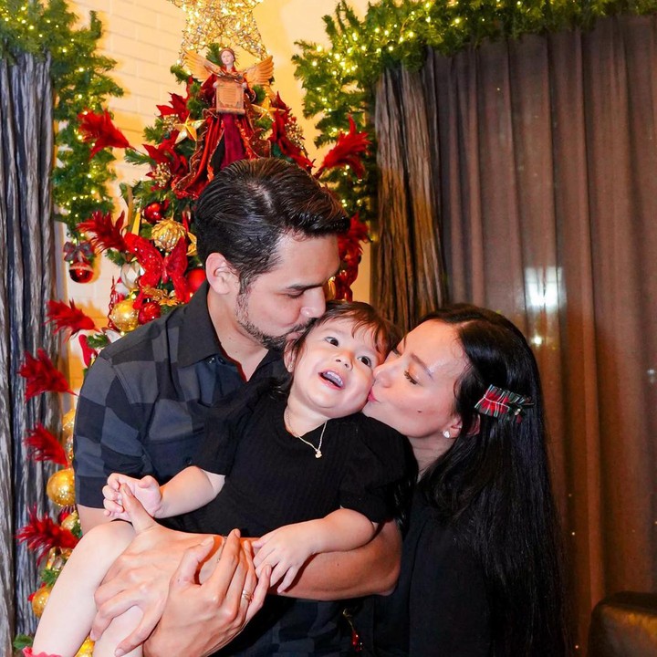 <p>Asmirandah dan Jonas Rivanno tak lupa membanjiri putri mereka dengan ciuman penuh cinta, nih. (Foto: Instagram @asmirandah89)</p>