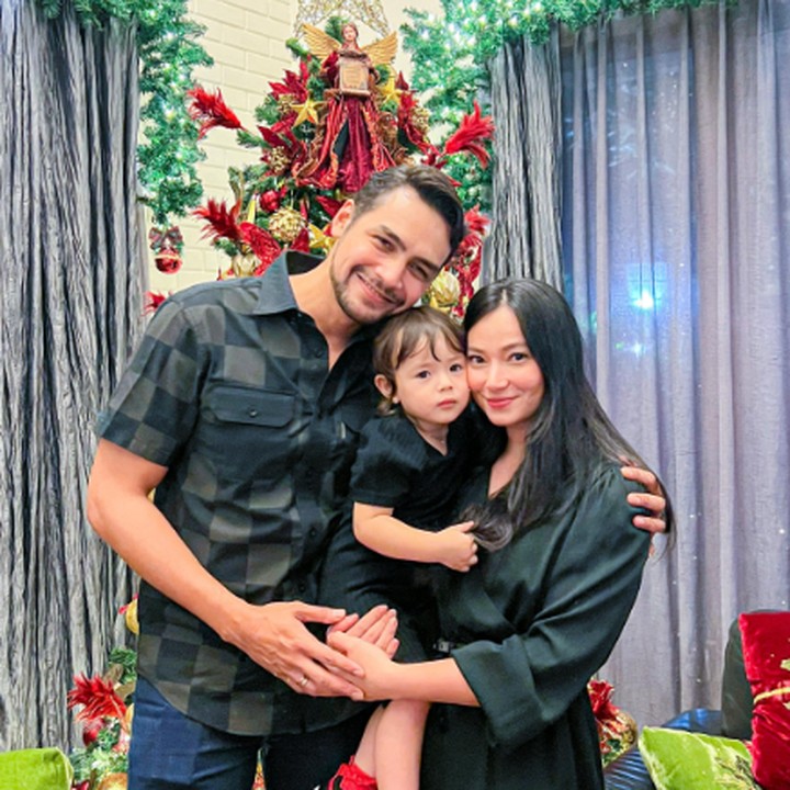 <p>Pasangan artis Asmirandah dan Jonas Rivano baru saja merayakan Hari Natal bersama keluarga. (Foto: Instagram @asmirandah89)</p>