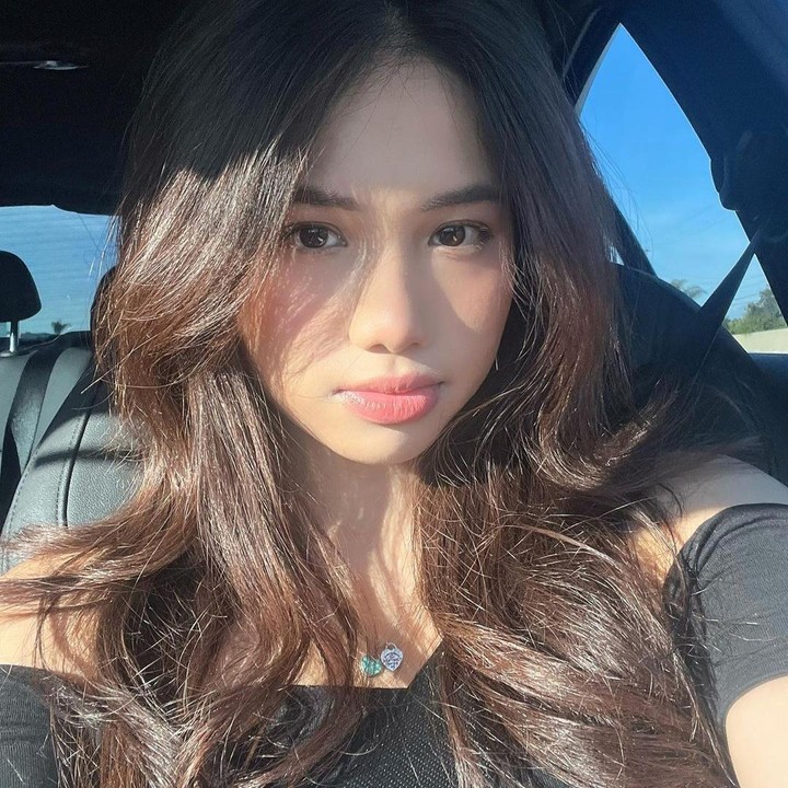 <p>Ya, Jasmine belum lama ini genap berusia 19 tahun. Dalam memperingati hari kelahiran sang putri, Ririn membagikan potret dan ucapakan khusus untuknya di Instagram. (Foto: Instagram @ririnekawati)<br /><br /><br /></p>