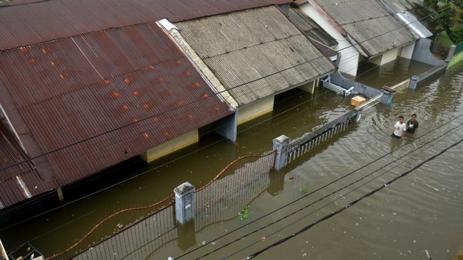 Sejauh ini curah hujan tinggi selama empat hari di Makassar mengakibatkan dua kecamatan tergenang banjir, dan ratusan warga dilaporkan mengungsi.