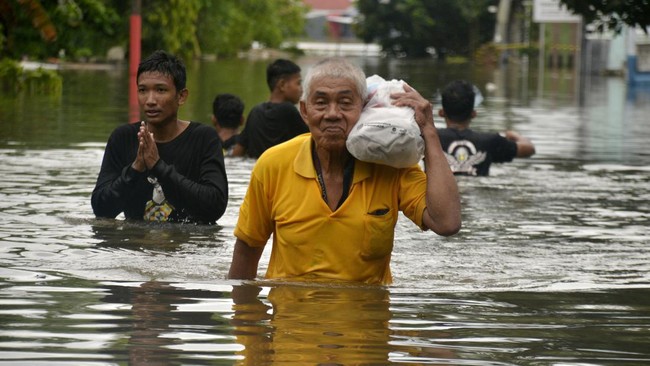 Para pengungsi banjir di Makassar Sulawesi Selatan mulai diserang banyak penyakit, salah satunya sulit BAB.