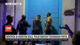 VIDEO: Bentrok di Keraton Solo, Polisi Bantah Todongkan Pistol