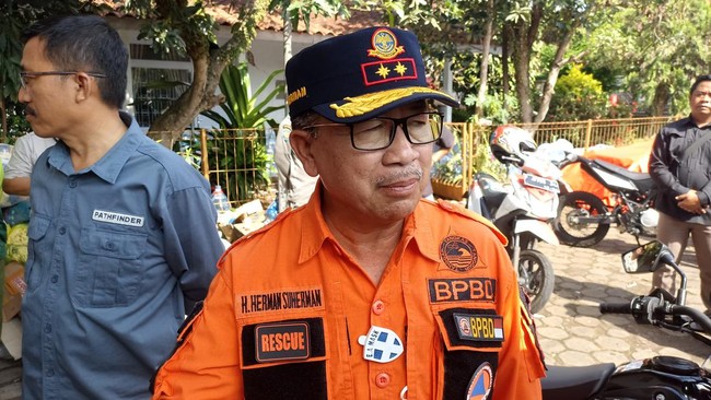 Acsenahumanis Respons membantah telah melaporkan Bupati Cianjur Herman Suherman ke KPK atas dugaan penyelewengan bantuan gempa.