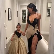 Glamor dan Gemas, Simak Gaya Kompak Kylie Jenner dan Stormi saat Rayakan Natal