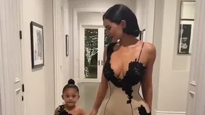 Glamor dan Gemas, Simak Gaya Kompak Kylie Jenner dan Stormi saat Rayakan Natal