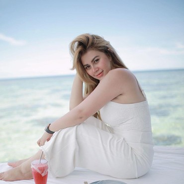 Diduga Pemeran Video Syur Kebaya Hijau, Foto Rena Dyana Saat Umroh Disorot