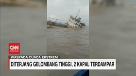 VIDEO: Diterjang Gelombang Tinggi, 2 Kapal Terdampar