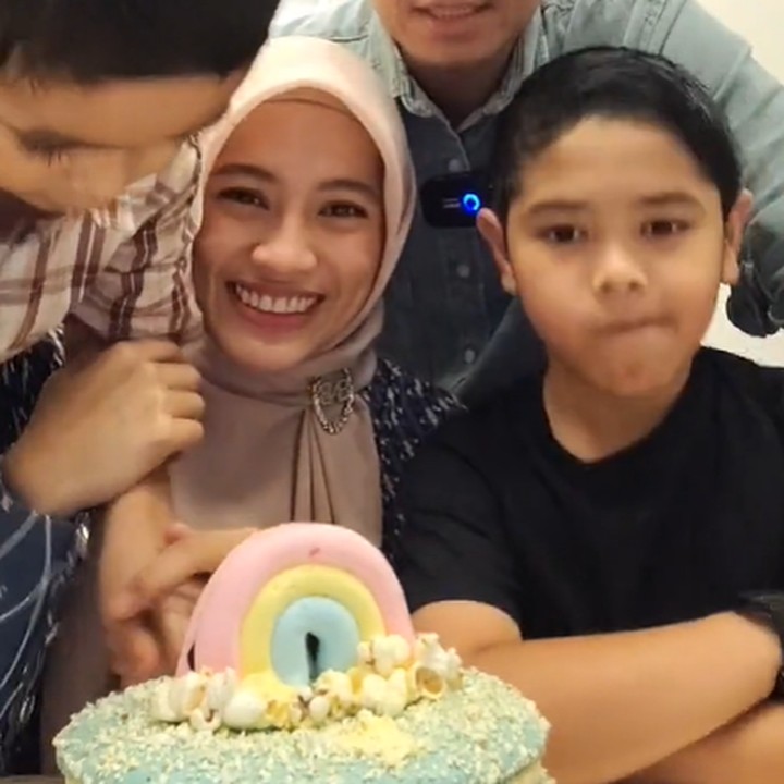 <p>Dude Harlino juga menanyakan bagaimana perasaan istrinya yang sudah menginjak usia kepala tiga. "Rasanya semakin muda kayaknya ya. Angka harus bertambah, jiwa tetap masih muda," jawab Icha. (Foto: Instagram @ichasoebandono & @dude2harlino)</p>