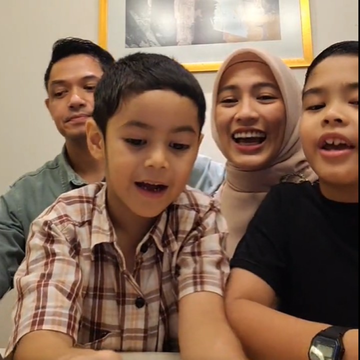 <p>Setelah itu, Ariendra atau Rendra si sulung ikut serta bergabung dalam siaran IG Live. Keluarga ini tampak saling bercengkrama dan terlihat harmonis, Bunda. (Foto: Instagram @ichasoebandono & @dude2harlino)</p>