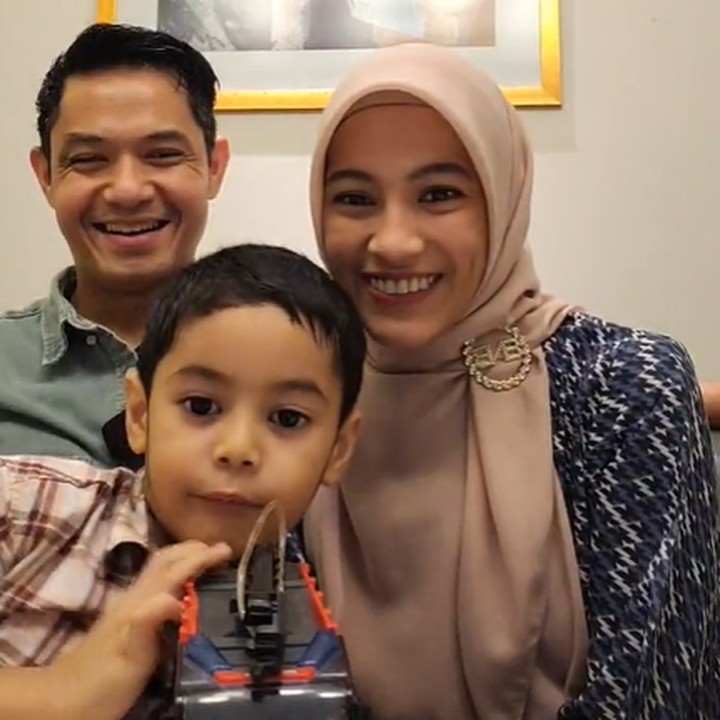 <p>Tak lama berselang, putra bungsu mereka yaitu Malik datang bergabung dalam IG Live Alyssa dan Dude. Di momen itu, Dude juga menjelaskan maksud mereka melakukan siaran tersebut adalah untuk merayakan ulang tahun istrinya. "Jadi alhamdulillah Icha bertambah usia menjadi 31 tahun. Bersyukur dan juga tadi banyak yang mengucapkan," ujar Dude. (Foto: Instagram @ichasoebandono & @dude2harlino)</p>