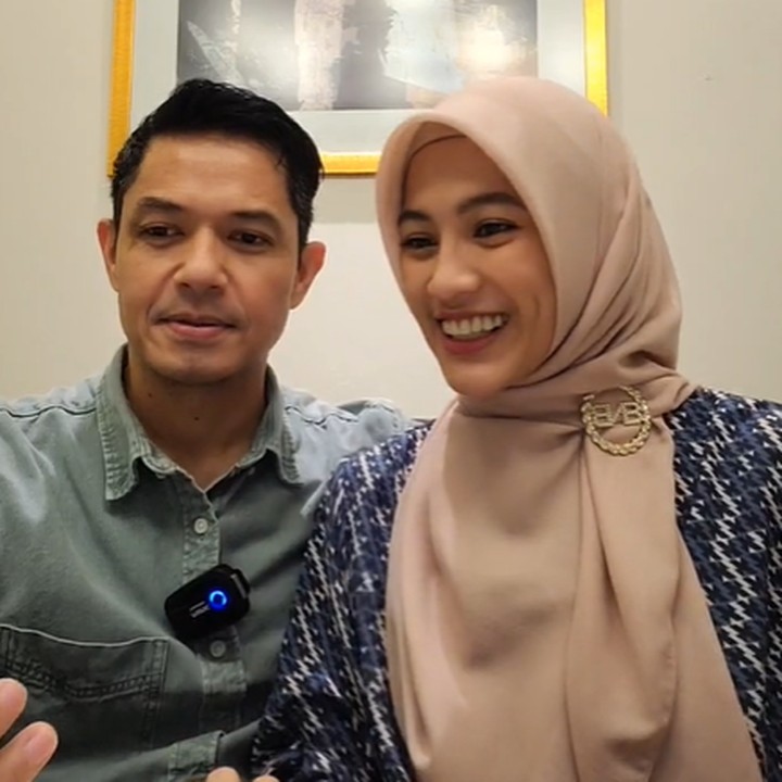 <p>Belum lama ini, rumah tangga Dude Harlino dan Alyssa Soebandono sempat diterpa kabar miring. Keduanya digosipkan bercerai. Namun, pasangan yang menikah pada 2014 ini tampil mesra ketika merayakan ulang tahun Alyssa yang ke-31. (Foto: Instagram @ichasoebandono & @dude2harlino)</p>