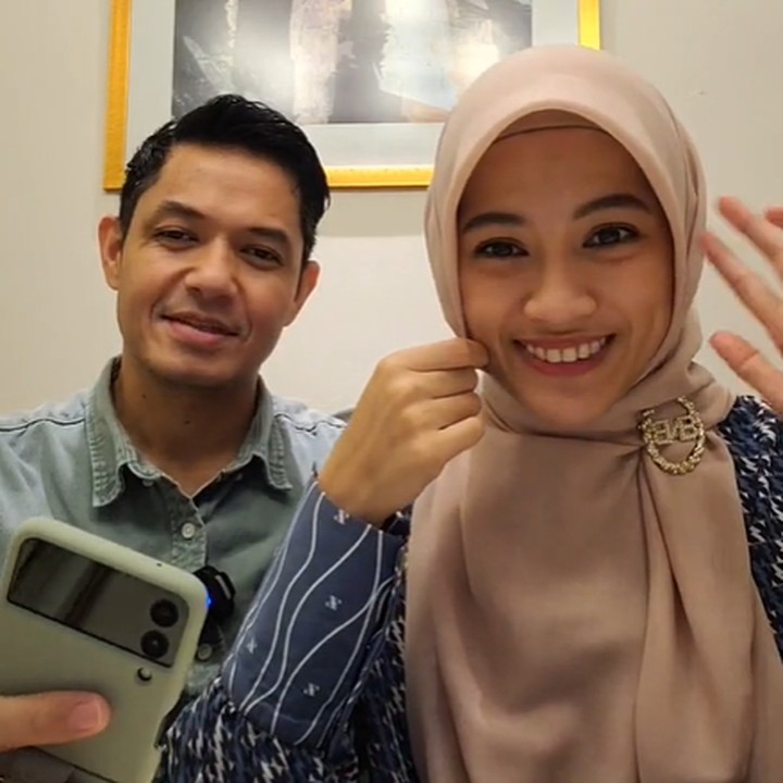 <p>Dude Harlino dan Alyssa Soebandono melakukan siaran IG Live yang pertama usai menepis isu cerai. Lewat siaran tersebut, Dude dan Alyssa menyapa para netizen yang tengah menyaksikan mereka. "Assalamualaikum semuanya," sapa Alyssa sembari merapikan hijabnya. (Foto: Instagram @ichasoebandono & @dude2harlino)</p>