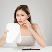 6 Kebiasaan Buruk yang Bikin Penuaan Kulit Datang Lebih Cepat, Salah Satunya Terlalu Banyak Pakai Produk Skincare!