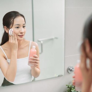 Menurut Dermatolog, Ini Lho 5 Kebiasaan Pakai Skincare yang Sebaiknya Kamu Tinggalkan di Tahun 2023!