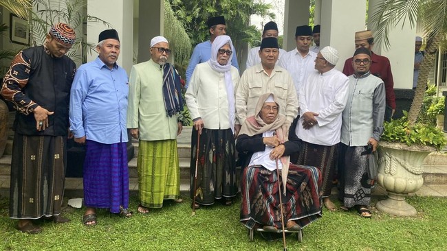 Ketua Umum Partai Gerindra Prabowo Subianto menggelar pertemuan tertutup selama lima jam dengan sejumlah ulama dan kiai sepuh Jawa Timur.