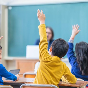 Kisah Guru Honorer Dirikan Sekolah Gratis Bermodal Hasil Jualan Sapu Ijuk