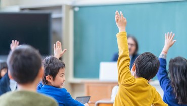Kisah Guru Honorer Dirikan Sekolah Gratis Bermodal Hasil Jualan Sapu Ijuk