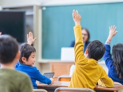 Kisah Guru Honorer Dirikan Sekolah Gratis Bermodal Hasil Jualan Sapu Ijuk