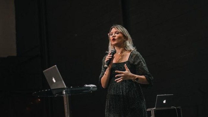 5 Gestur saat Public Speaking Ini Bikin Audiens Betah dan Enggan Berpaling, Yuk Terapkan!