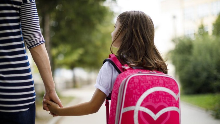 Ilustrasi Rekomendasi Tas Sekolah Anak Mother taking her daughter to school