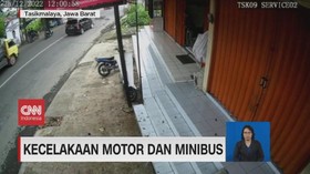 Kecelakaan Motor dan Bus Terekam CCTV