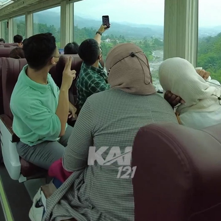 <p>Enggak hanya itu, kereta ini juga dilengkapi dengan atap kaca memanjang dari depan hingga belakang. Enggak perlu khawatir panas, bagian atasnya bisa ditutup dan buka secara otomatis, lho. (Foto: Instagram @kai121_) <br /><br /><br /></p>