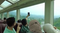 <p>Enggak hanya itu, kereta ini juga dilengkapi dengan atap kaca memanjang dari depan hingga belakang. Enggak perlu khawatir panas, bagian atasnya bisa ditutup dan buka secara otomatis, lho. (Foto: Instagram @kai121_) <br /><br /><br /></p>