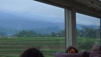<p>Bunda mungkin sudah mendengar soal kereta Panoramis dari KAI, bukan? kereta ini akan dirangkaikan pada perjalanan KA Taksaka Tambahan jurusan Gambir-Yogyakarta dan sebaliknya. KAI juga akan mengoperasikan kereta ini dengan kapasitas 46 tempat duduk. (Foto: Instagram @kai121_) <br /><br /><br /></p>
