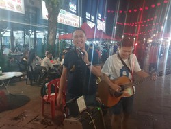 Ketika Iwan Bule Ngamen di Bukit Bintang