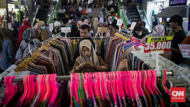 Jokowi Yakin Rakyat Rusuh Jika RI Lockdown di Awal Pandemi Presiden Jokowi meyakini rakyat bakal rusuh jika pemerintah menerapkan lockdown lantaran minimnya kesempatan rakyat yang ingin mencari nafkah.