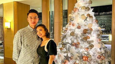 img-title Foto Bareng Pacar Baru di Depan Pohon Natal, Wika Salim Malah Dikira 'Log Out'