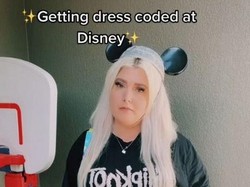 Pakai T-shirt dengan Tullisan Makian di Disneyland, Ibu Ini Diminta Ganti Baju