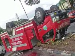 Detik-detik Mobil Damkar Minut Kecelakaan-Petugas Tewas gegara Sopir Main HP