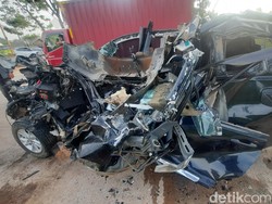 Innova Tabrak Truk Parkir di Jalinsum Palembang, 1 Penumpang Tewas