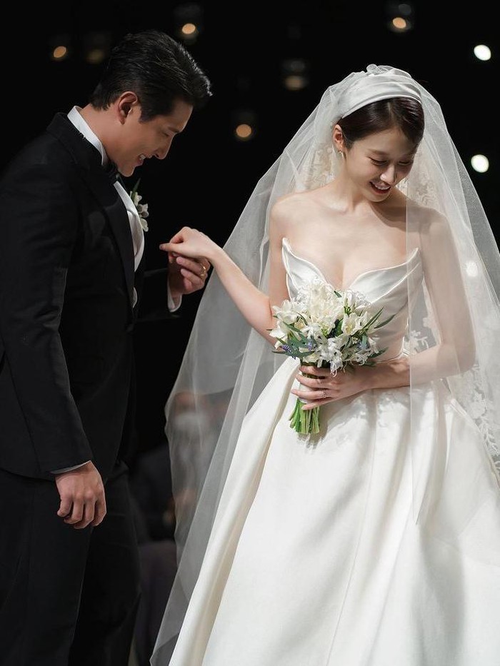 Park Ji Yeon dan Hwang Jae Gyun melaksanakan pernikahannya pada 10 Desember 2022 di Hotel Shilla Jangchung-dong, Seoul. Jiyeon tampil cantik dengan gaun pernikahannya dari Elie Saab Bridal, koleksi dari Spring 2023./ Foto: Instagram Official Jiyeon2__